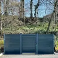 Portillon aluminium Aluclin gris anthracite RAL 7016 pour local poubelle