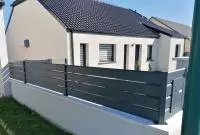 Clôture aluminium Aluline ajourée anthracite RAL 7016 sur muret